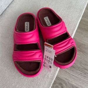 CROCS classic overpuff sandals